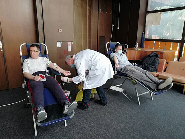 Хуманост на делу: Смедеревци по хладноћи чекају у реду како би дали крв (ФОТО)